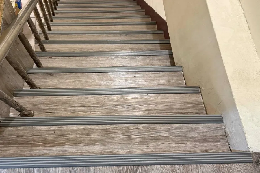 奧揚地毯-新北三重樓梯-塑膠地板施工案例