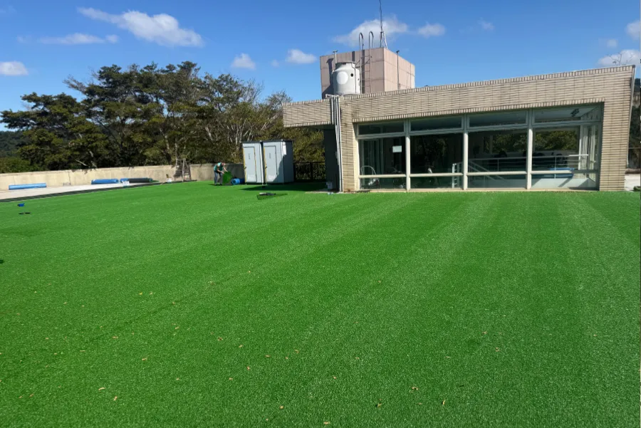 奧揚地毯-新竹停車場頂樓-人工草皮施工案例2