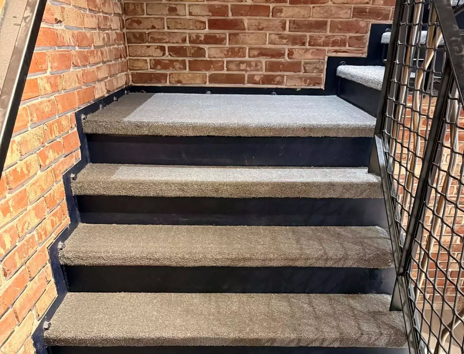 奧揚地毯-台中居家樓梯長毛地毯施工